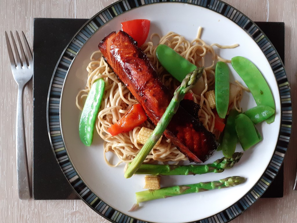 Salmon with asparagus, mange tout, peppers and noodles